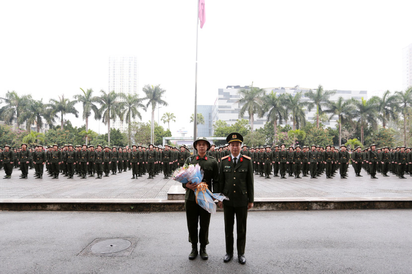 Thượng tá Hoàng Đại Nghĩa, Phó Cục trưởng Cục Đào tạo, Bộ Công an tặng hoa chiến sĩ nghĩa vụ