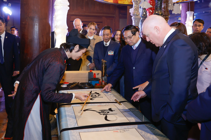 Thủ tướng Phạm Minh Chính giới thiệu với Thủ tướng Christopher Luxon về nghệ thuật thư pháp Việt Nam