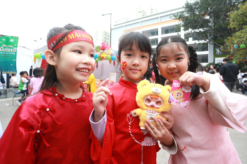 Các em học sinh thích thú trải nghiệm khi bán hàng xung quanh sân trường