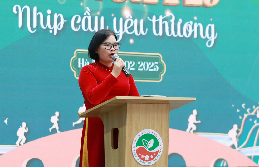 Bà Khuất Thị Thanh Nhàn - Hiệu trưởng Trường Liên cấp THCS, Tiểu học tư thục Ngôi Sao Hà Nội phát biểu tại chương trình