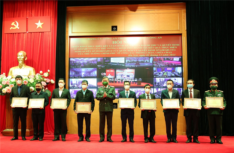 Bộ trưởng Tô Lâm trao Bằng khen của Bộ Công an tặng các tập thể, cá nhân có thành tích xuất sắc trong triển khai thực hiện Chỉ thị số 47-CT/TW