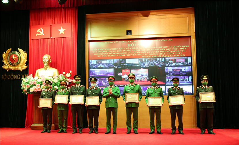 Thứ trưởng Bộ Công an Lê Quốc Hùng trao Bằng khen của Bộ Công an tặng các tập thể, cá nhân có thành tích xuất sắc trong triển khai thực hiện Chỉ thị số 47-CT/TW