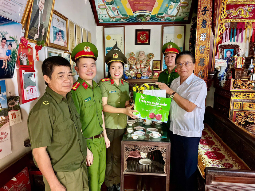 Trung tá Nguyễn Thị Ngọc Linh cùng CBCS Công an xã đến thăm hỏi tặng quà gia đình liệt sỹ