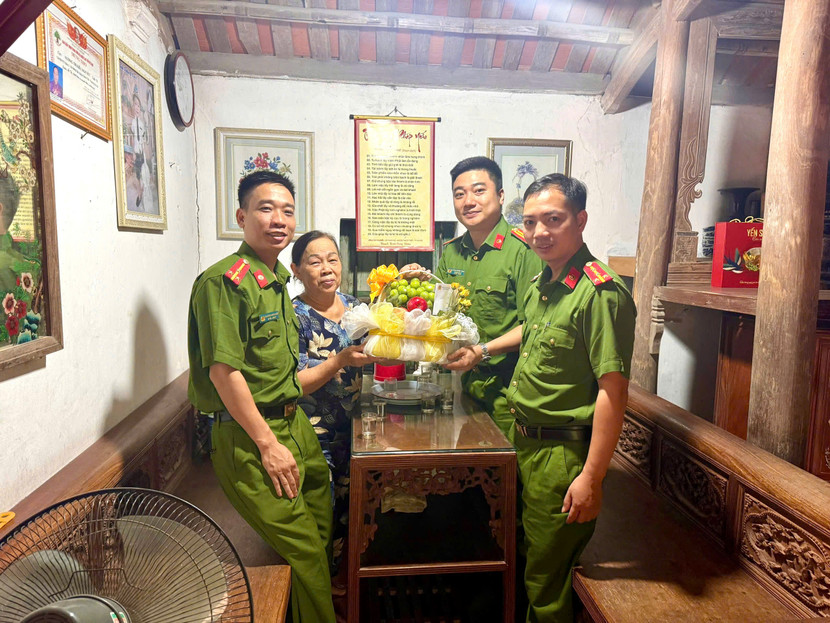 Thiếu tá Giang Khánh Tùng, Phó trưởng Công an xã cùng CBCS thăm gia đình liệt sỹ