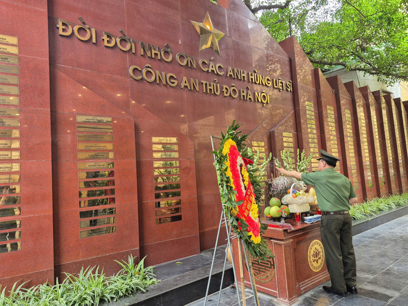 Chỉ huy Phòng Thanh tra Công an TP Hà Nội dâng hương tưởng nhớ các anh hùng liệt sĩ Công an Thủ đô Chỉ huy Phòng Thanh tra Công an TP Hà Nội dâng hương tưởng nhớ các anh hùng liệt sĩ Công an Thủ đô
