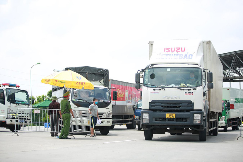 Xe có thẻ "luồng xanh" được thông các chốt trực tại Hà Nội