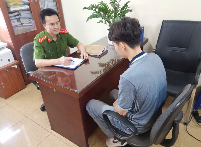 Cơ quan điều tra làm việc với bị hại vụ lừa đảo... Cơ quan điều tra làm việc với bị hại vụ lừa đảo...