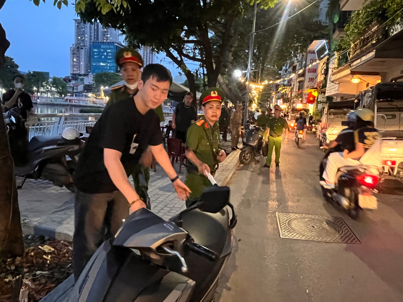 Một số trường hợp để xe dưới lòng đường cũng bị xử lý Một số trường hợp để xe dưới lòng đường cũng bị xử lý