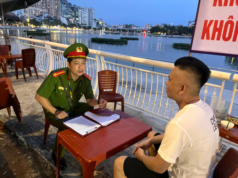 Cán bộ Công an phường Ô Chợ Dừa tuyên truyền, giải thích, hướng dẫn cho các chủ hộ kinh doanh tuân thủ các quy định, không lấn chiếm lòng đường vỉa hè Cán bộ Công an phường Ô Chợ Dừa tuyên truyền, giải thích, hướng dẫn cho các chủ hộ kinh doanh tuân thủ các quy định, không lấn chiếm lòng đường vỉa hè