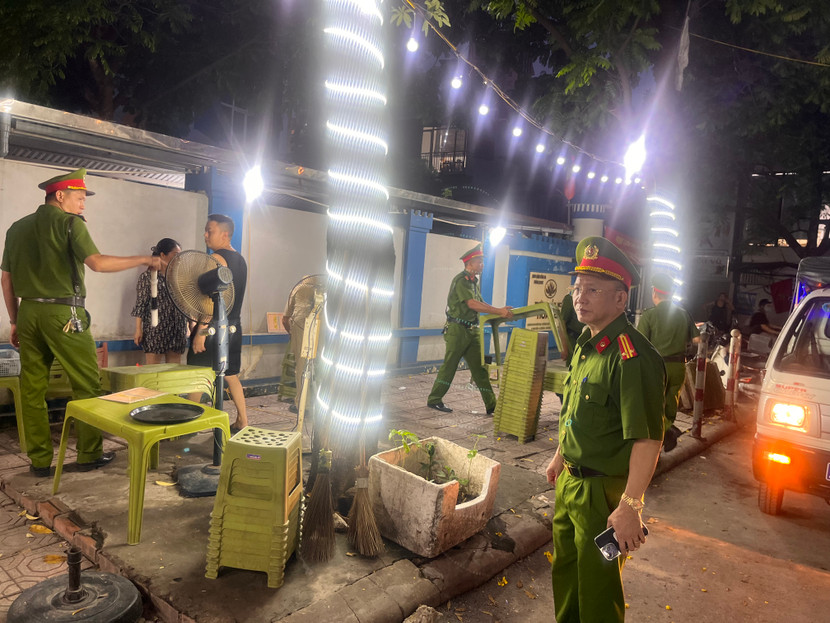 Phường Ô Chợ Dừa quyết tâm giữ sạch vỉa hè cho người đi bộ Phường Ô Chợ Dừa quyết tâm giữ sạch vỉa hè cho người đi bộ