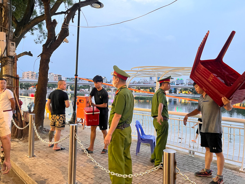 Đối với các trường hợp lấn chiếm vỉa hè, Công an phường Ô Chợ Dừa đã lập biên bản xử phạt theo quy định Đối với các trường hợp lấn chiếm vỉa hè, Công an phường Ô Chợ Dừa đã lập biên bản xử phạt theo quy định