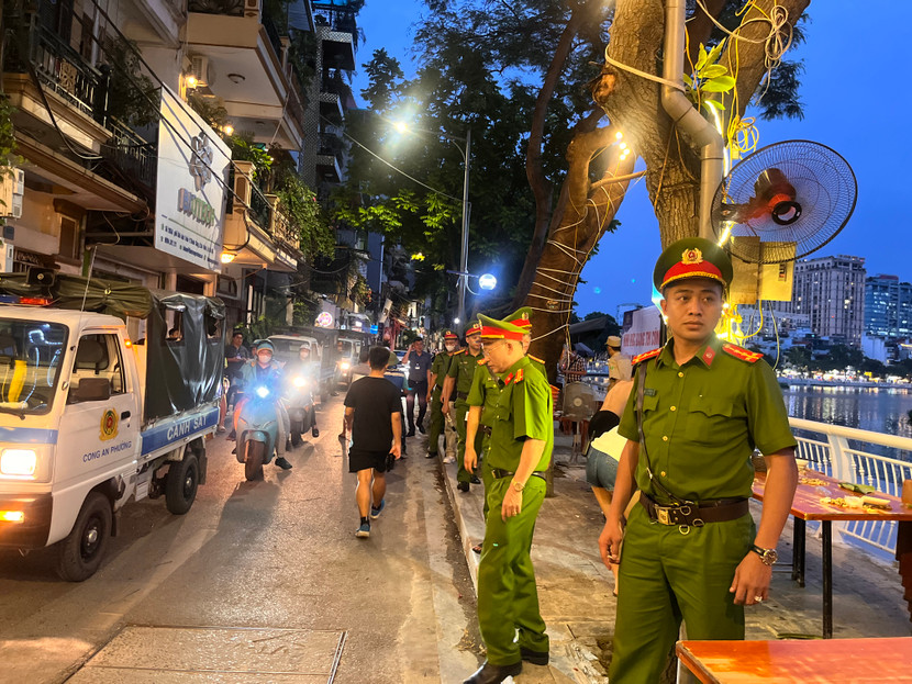 Lực lượng chức năng phường Ô Chợ Dừa ra quân xử lý vi phạm khu vực phố Mai Anh Tuấn Lực lượng chức năng phường Ô Chợ Dừa ra quân xử lý vi phạm khu vực phố Mai Anh Tuấn