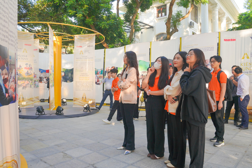 Đông đảo người dân đến tham quan khai mạc triển lãm &quot;Hành động vì Cộng đồng 2025&quot;