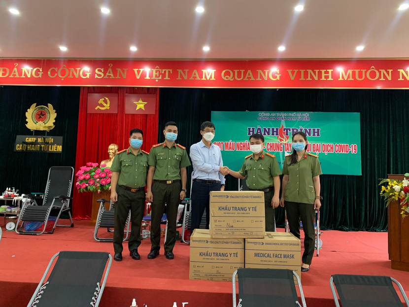 Món quà ý nghĩa Công an quận Nam Từ Liêm gửi tặng các y - bác sỹ Viện Huyết học truyền máu Trung ương