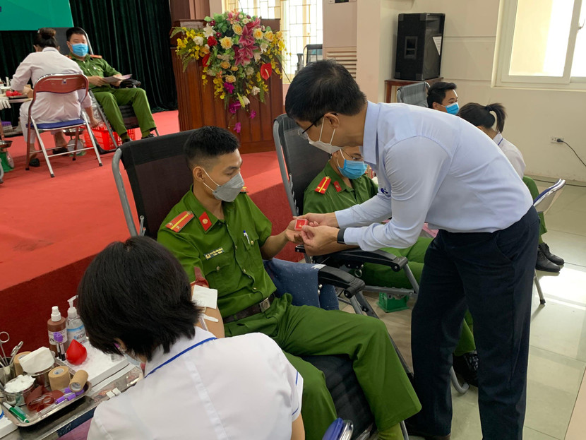 Đại diện Viện Huyết học Truyền máu Trung ương trao lưu niệm cho các CBCS tham gia hiến máu