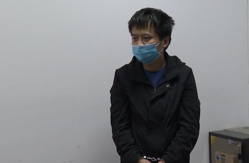 He WenZhen (SN 1987, mang quốc tịch Trung Quốc) Giám đốc Công ty bị bắt