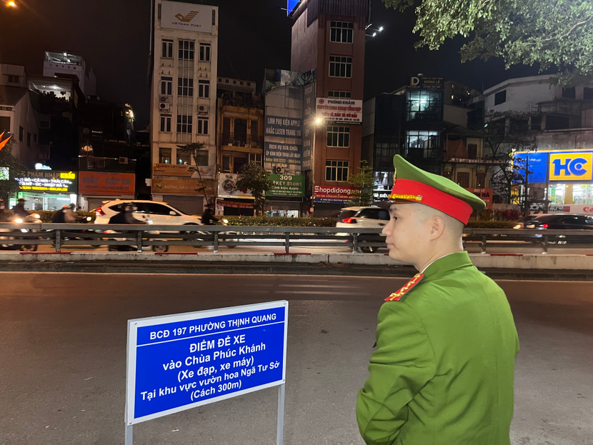 Thông báo người dân di chuyển đến điểm trông xe tại khu vực vườn hoa Ngã Tư Sở...