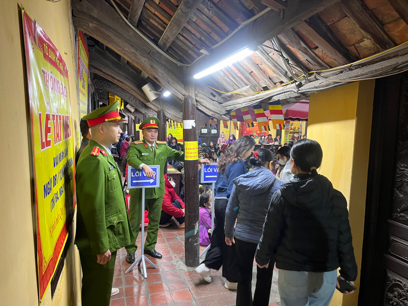 Hướng dẫn người dân di chuyển vào các khu vực sân chùa