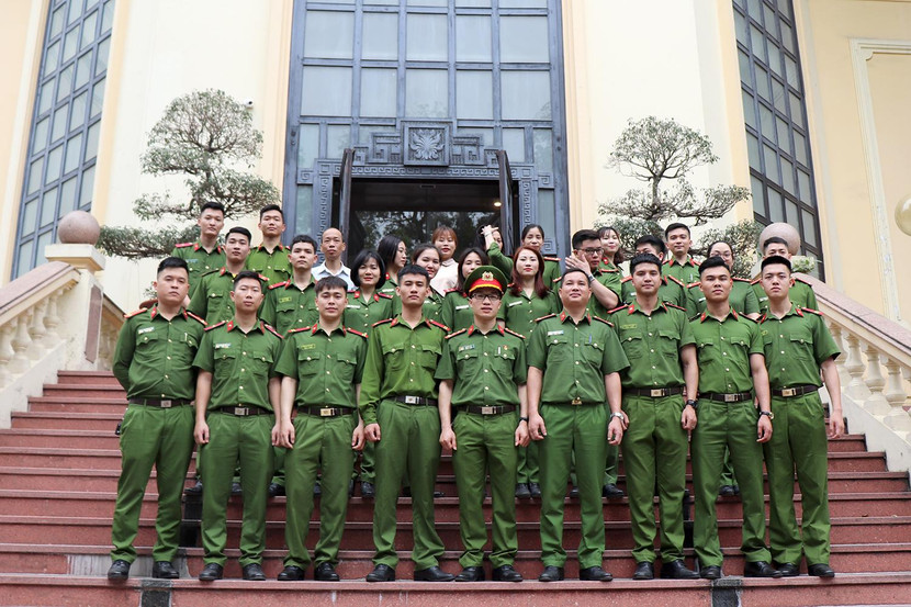 Các chiến sĩ chụp ảnh lưu niệm tại sảnh chính Bảo tàng Công an nhân dân