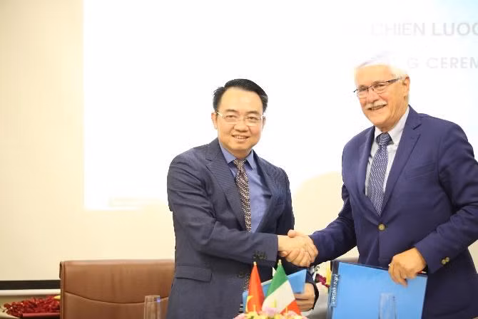 Chủ tịch Tập đoàn Giovanni Nguyễn Trọng Phi ký kết hợp tác với nhà thiết kế Francesco Turchi