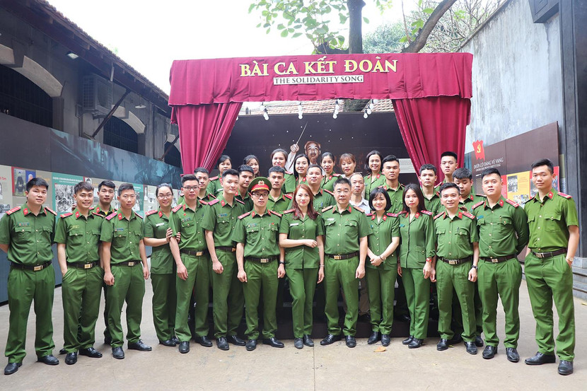 Tập thể cán bộ chiến sĩ Trại tạm giam số 1 chụp ảnh lưu niệm tại Khu di tích Nhà tù Hỏa Lò