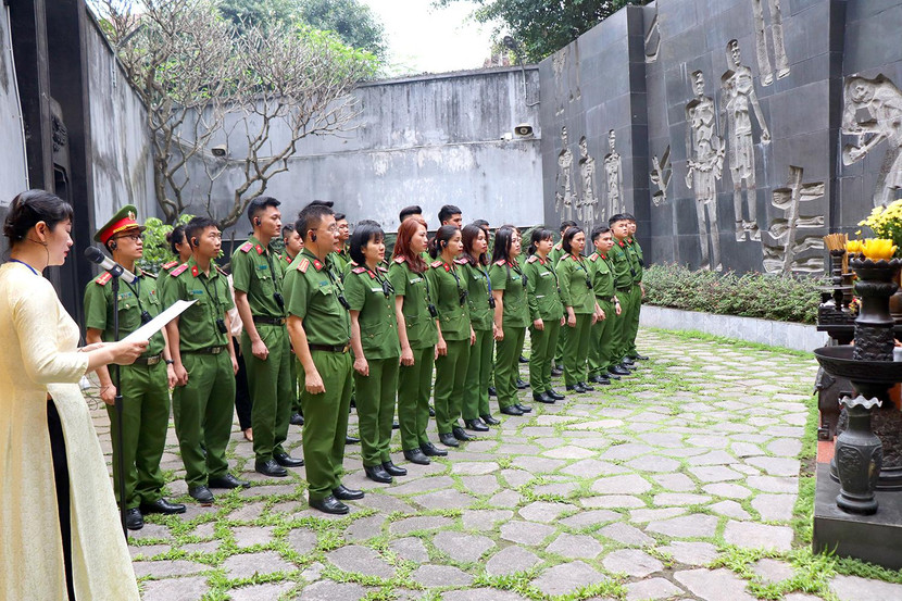 Các cán bộ, chiến sĩ dâng hương trước Đài tưởng niệm những chiến sĩ yêu nước kiên trung đã hy sinh tại Nhà tù Hỏa Lò