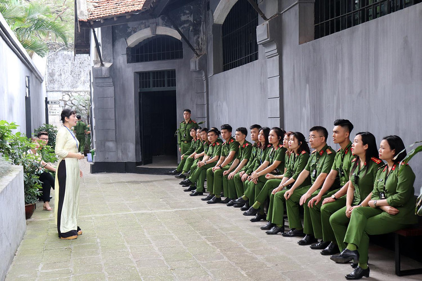 Các chiến sĩ xúc động khi nghe thuyết minh viên nói về những người con ưu tú của dân tộc đã không tiếc máu xương, hiến dâng cả tuổi thanh xuân, đem lại hạnh phúc trọn vẹn cho nhân dân Việt Nam