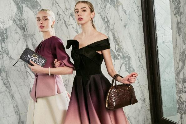 Bộ sưu tập “Ánh sáng Viễn Đông” sử dụng những chất liệu da đặc biệt như da trăn Nam Mỹ, da bò dập vân cá sấu được nhập khẩu từ Ý Bộ sưu tập “Ánh sáng Viễn Đông” sử dụng những chất liệu da đặc biệt như da trăn Nam Mỹ, da bò dập vân cá sấu được nhập khẩu từ Ý