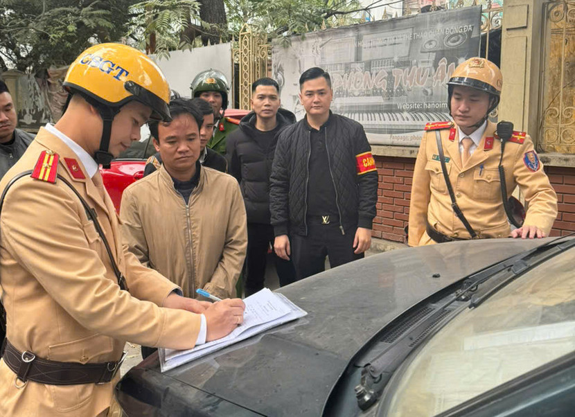 Tổ công tác 141H Công an quận Đống Đa đã lập biên bản, bàn giao cho Công an phường Nam Đồng xử lý theo quy định. Tổ công tác 141H Công an quận Đống Đa đã lập biên bản, bàn giao cho Công an phường Nam Đồng xử lý theo quy định.