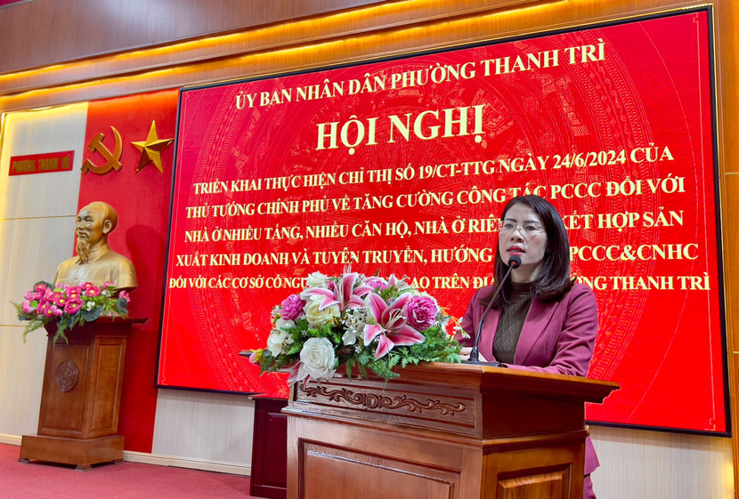 Bà Nguyễn Thị Quỳnh Hoa - Phó Chủ tịch UBND phường Thanh Trì phát biểu tại hội nghị