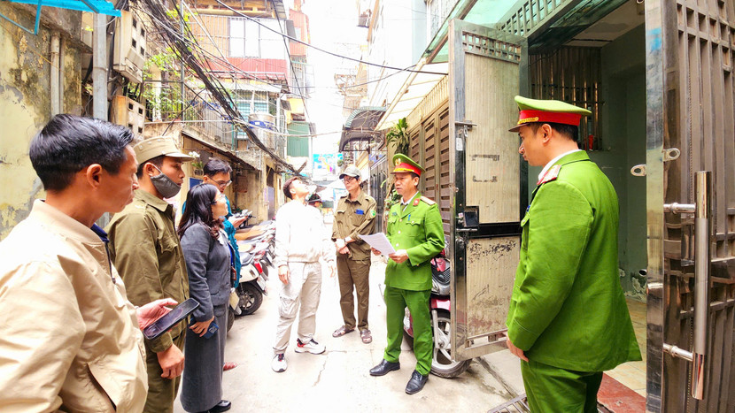 Đoàn kiểm tra của Ban chỉ đạo PCCC phường Láng Hạ đôn đốc các chủ cơ sở khắc phục tồn tại Đoàn kiểm tra của Ban chỉ đạo PCCC phường Láng Hạ đôn đốc các chủ cơ sở khắc phục tồn tại