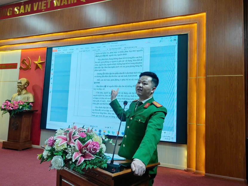 Cán bộ Phòng Cảnh sát PCCC và CNCH - CATP Hà Nội quán triệt một số nội dung và giải đáp thắc mắc cho các chủ cơ sở về nguyên tắc đảm bảo an toàn PCCC