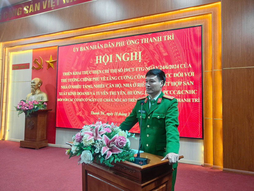 Trung tá Nguyễn Quân, Phó Trưởng Công an phường Thanh Trì hướng dẫn các chủ cơ sở thực hiện một số giải pháp đảm bảo an toàn PCCC