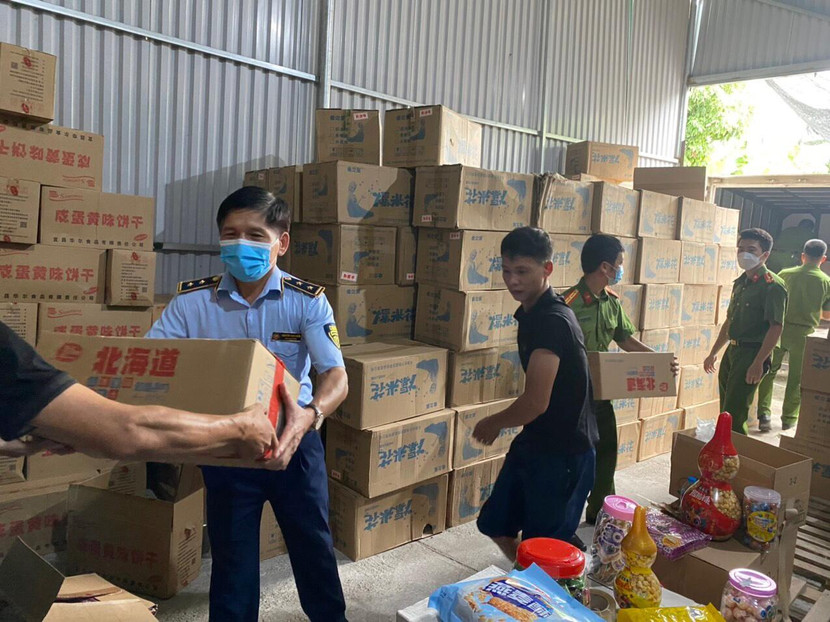 Hơn 1.000 thùng bánh kẹo 3 không “không hóa đơn chứng từ, không rõ nguồn gốc xuất xứ và không đảm bảo chất lượng về an toàn thực phẩm” đã bị lực lượng chức năng thu giữ.