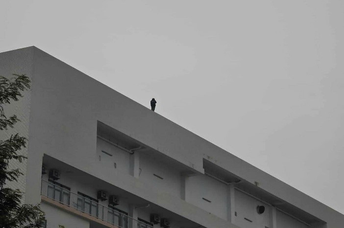 Cô gái trẻ đứng trên lan can tầng 10 của Bệnh viện Bạch Mai có ý định quyên sinh