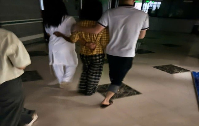 Cái ôm của cán bộ Công an, nhân viên y tế đã giải thoát cô gái khỏi nút thắt tâm lý