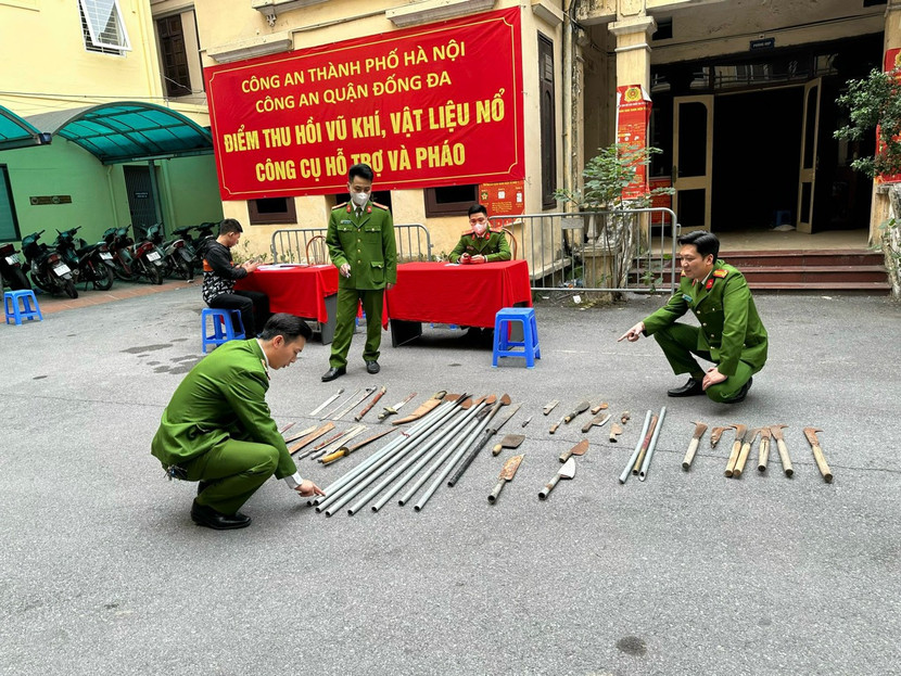 Công an quận Đống Đa vận động, thu hồi vũ khí vật liệu nổ, công cụ hỗ trợ và pháo