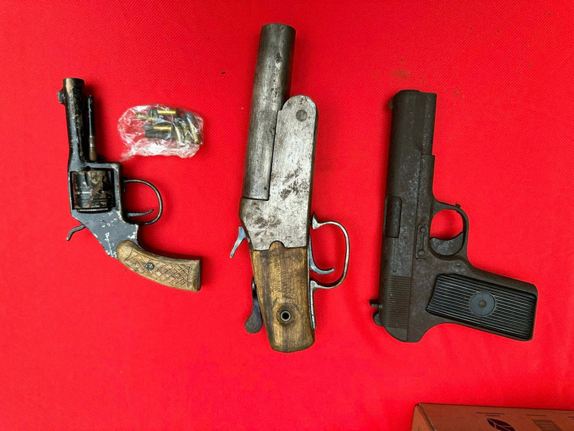 Một số khẩu súng được nhân dân giao nộp