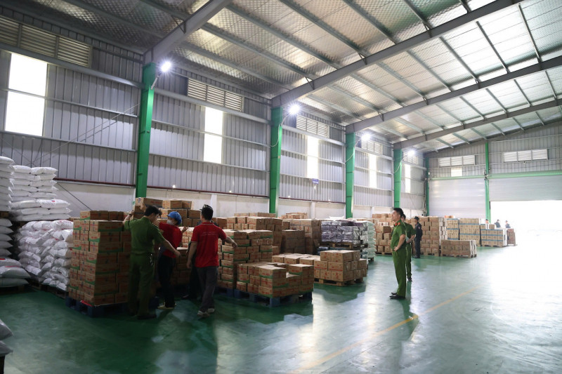 Khám xét công ty sản xuất mì chính, bột nêm, dầu ăn giả