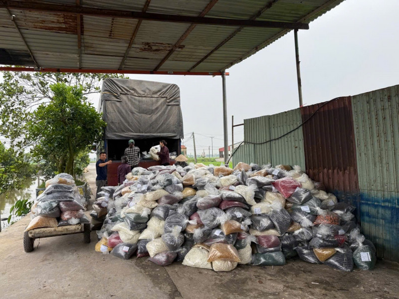 Cơ quan Công an thu giữ số lượng lớn nguyên liệu sản xuất thực phẩm chức năng giả Cơ quan Công an thu giữ số lượng lớn nguyên liệu sản xuất thực phẩm chức năng giả