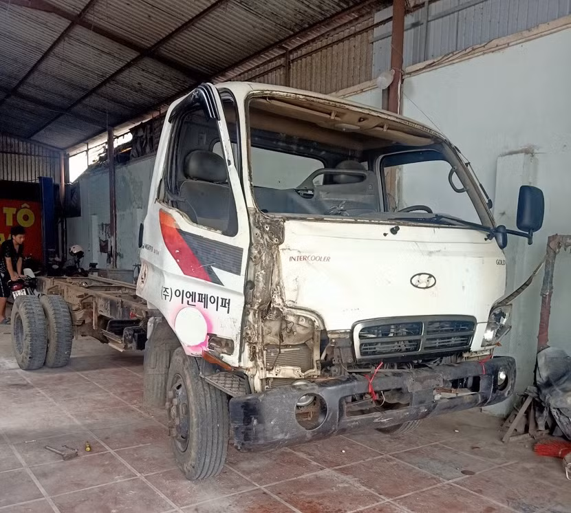 Chiếc xe ô tô bị Dũng cắt phá rồi bán "đồng nát" Chiếc xe ô tô bị Dũng cắt phá rồi bán "đồng nát"