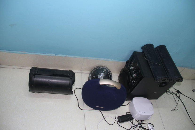 Các loa đài, đèn nháy được thu giữ tại căn nhà