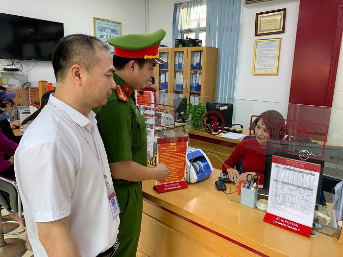 Trên địa bàn quận Thanh Xuân, toàn bộ các nhân viên ngân hàng đã được tuyên truyền kịp thời phát hiện các biểu hiện bất thường để ngăn chặn lừa đảo Trên địa bàn quận Thanh Xuân, toàn bộ các nhân viên ngân hàng đã được tuyên truyền kịp thời phát hiện các biểu hiện bất thường để ngăn chặn lừa đảo