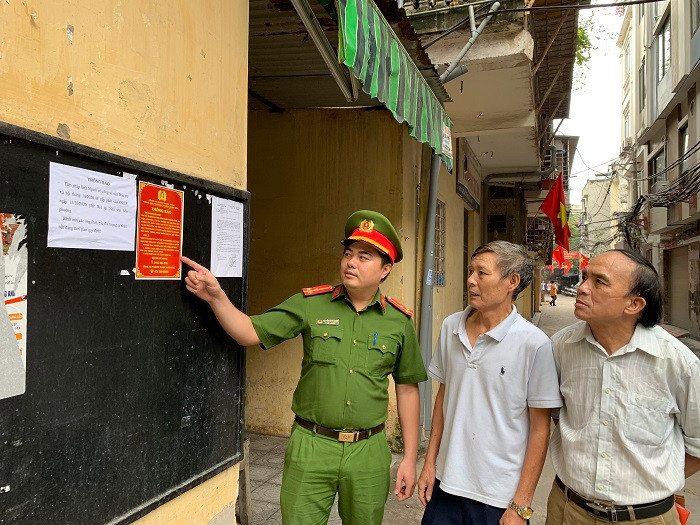 Lực lượng Công an phường tổ chức dán thông báo, tuyên truyền cho người dân tại các khu dân cư Lực lượng Công an phường tổ chức dán thông báo, tuyên truyền cho người dân tại các khu dân cư