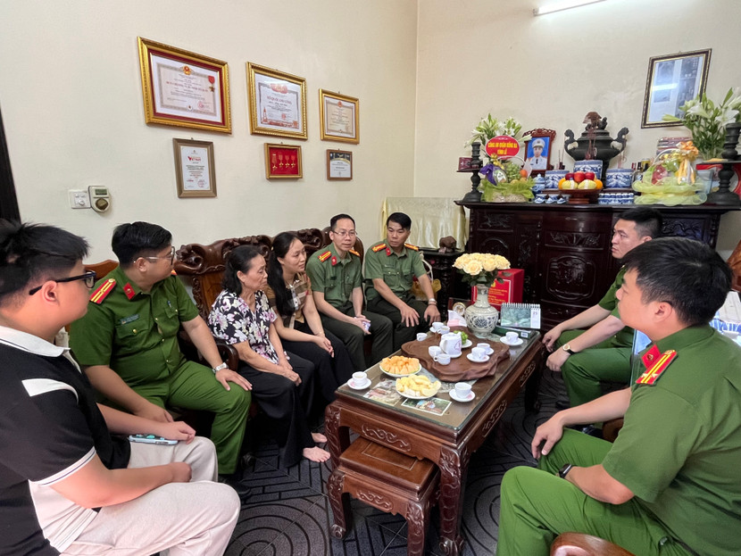 Thượng tá Đỗ Sỹ Dũng - Phó Trưởng Công an quận Đống Đa cùng đại diện các đơn vị Cụm thi đua số 8 Công an quận Đống Đa đến thăm, tri ân gia đình Liệt sỹ Đặng Anh Quân