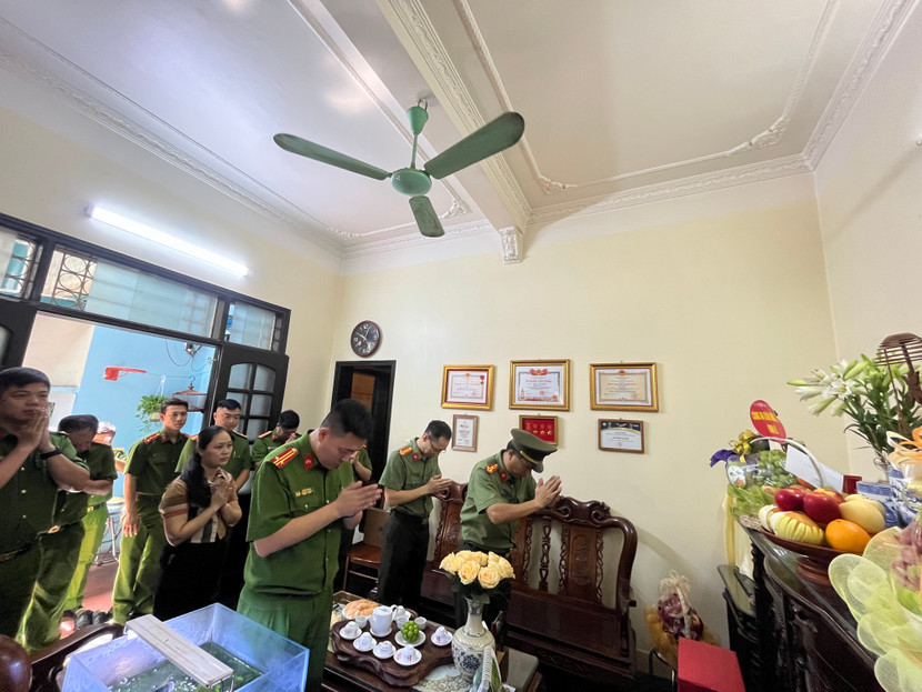 Đoàn công tác của Cụm thi đua số 8 Công an quận Đống Đa thắp nén hương thơm, tưởng nhớ người đồng chí, đồng đội