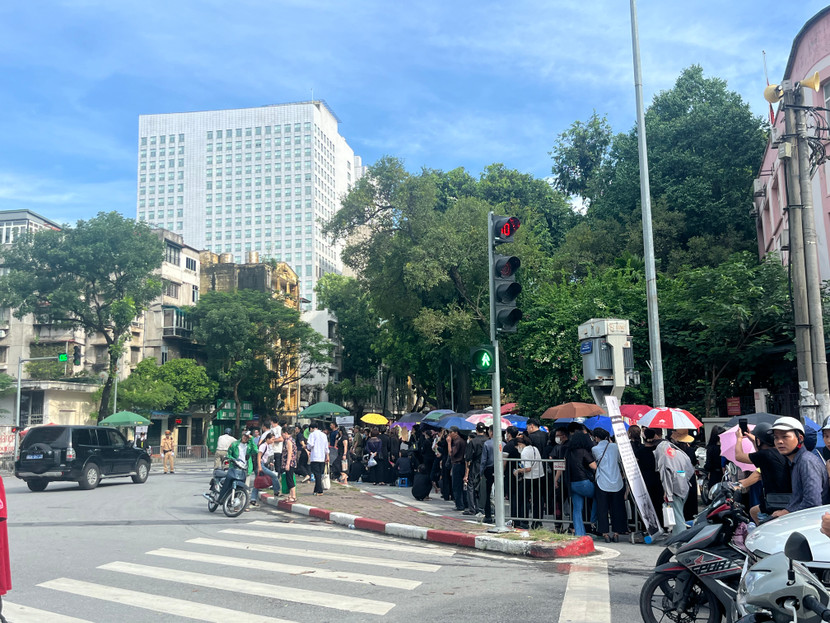 Hàng dài người dân xếp hàng chờ vào viếng Tổng Bí thư Nguyễn Phú Trọng tại phố Trần Hưng Đạo Hàng dài người dân xếp hàng chờ vào viếng Tổng Bí thư Nguyễn Phú Trọng tại phố Trần Hưng Đạo