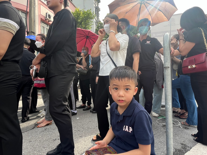 Em bé 5 tuổi cùng bà xếp hàng đợi vào viếng Tổng Bí thư Nguyễn Phú Trọng Em bé 5 tuổi cùng bà xếp hàng đợi vào viếng Tổng Bí thư Nguyễn Phú Trọng