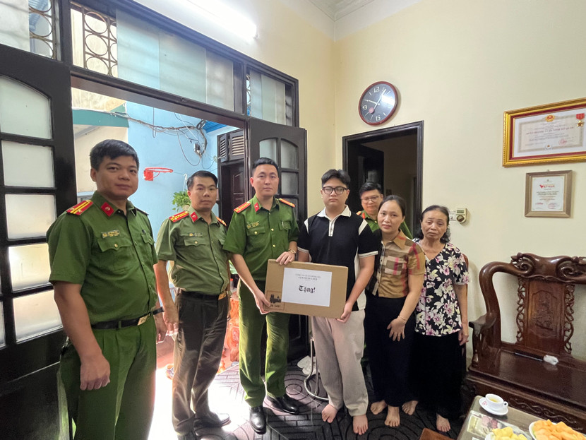 Cụm thi đua số 8 Công an quận Đống Đa trao tặng chiếc máy tính là món quà đồng hành trong chặng đường học tập sắp tới của cháu Đặng Tài Tuệ - con Liệt sỹ Đặng Anh Quân