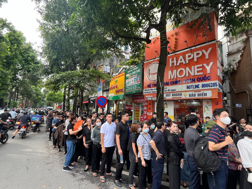Người dân xếp hàng dài tại phố Lò Đúc chờ vào viếng Tổng Bí thư Nguyễn Phú Trọng Người dân xếp hàng dài tại phố Lò Đúc chờ vào viếng Tổng Bí thư Nguyễn Phú Trọng